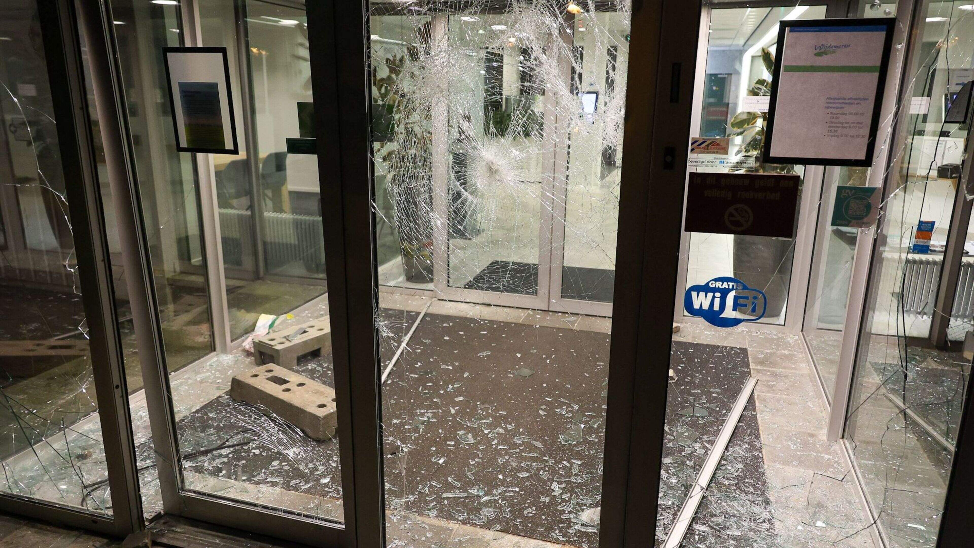 Ravage bij gemeentehuis Loosdrecht: ramen en deuren compleet aan diggelen, verdachte opgepakt