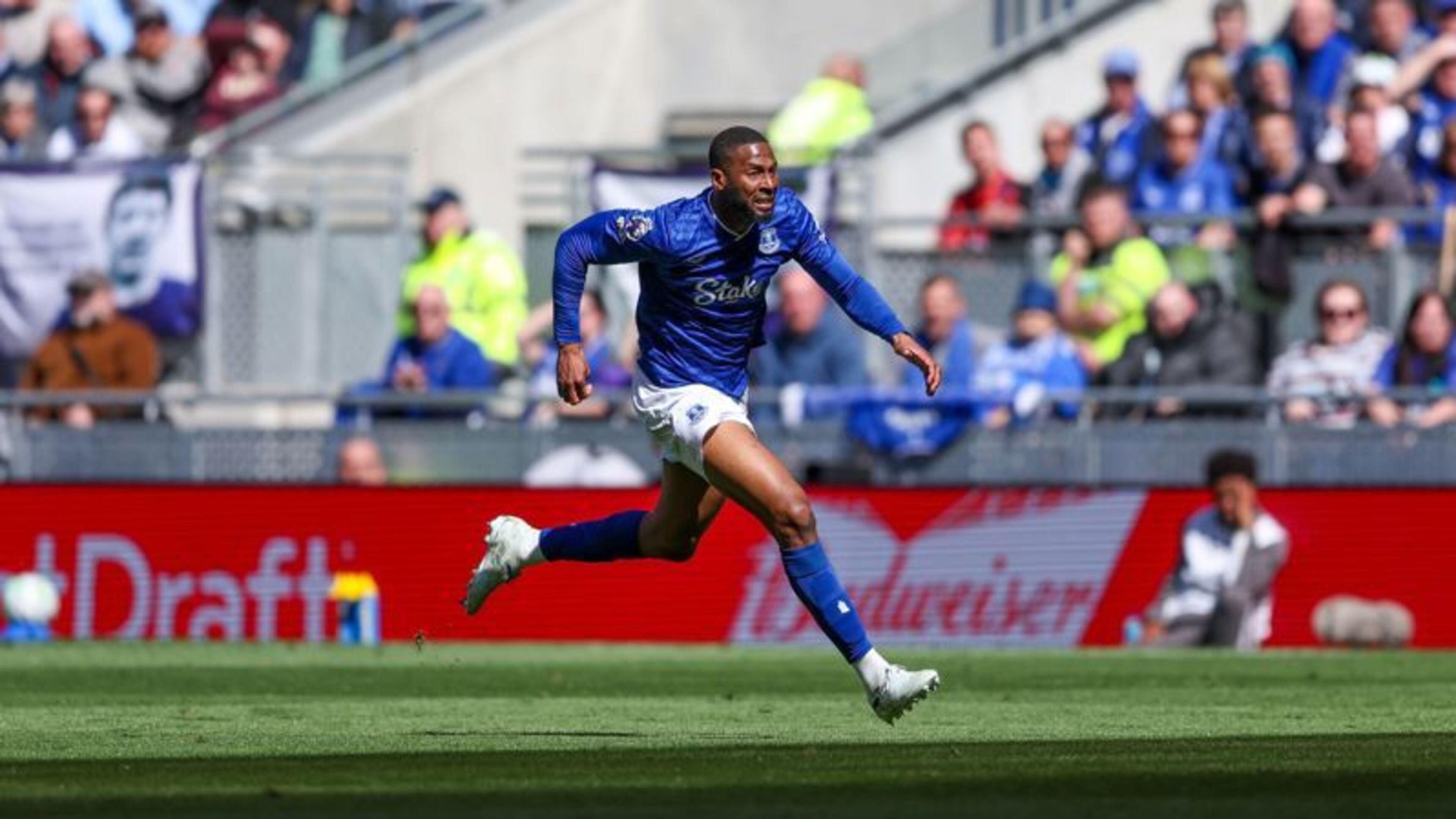 Beto zet Everton in Merseyside-derby naast Liverpool