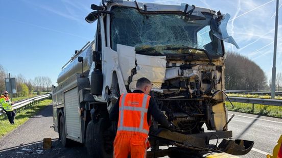A27 nog tot 16.00 uur dicht na ongeluk met 2 vrachtwagens en 2 auto's