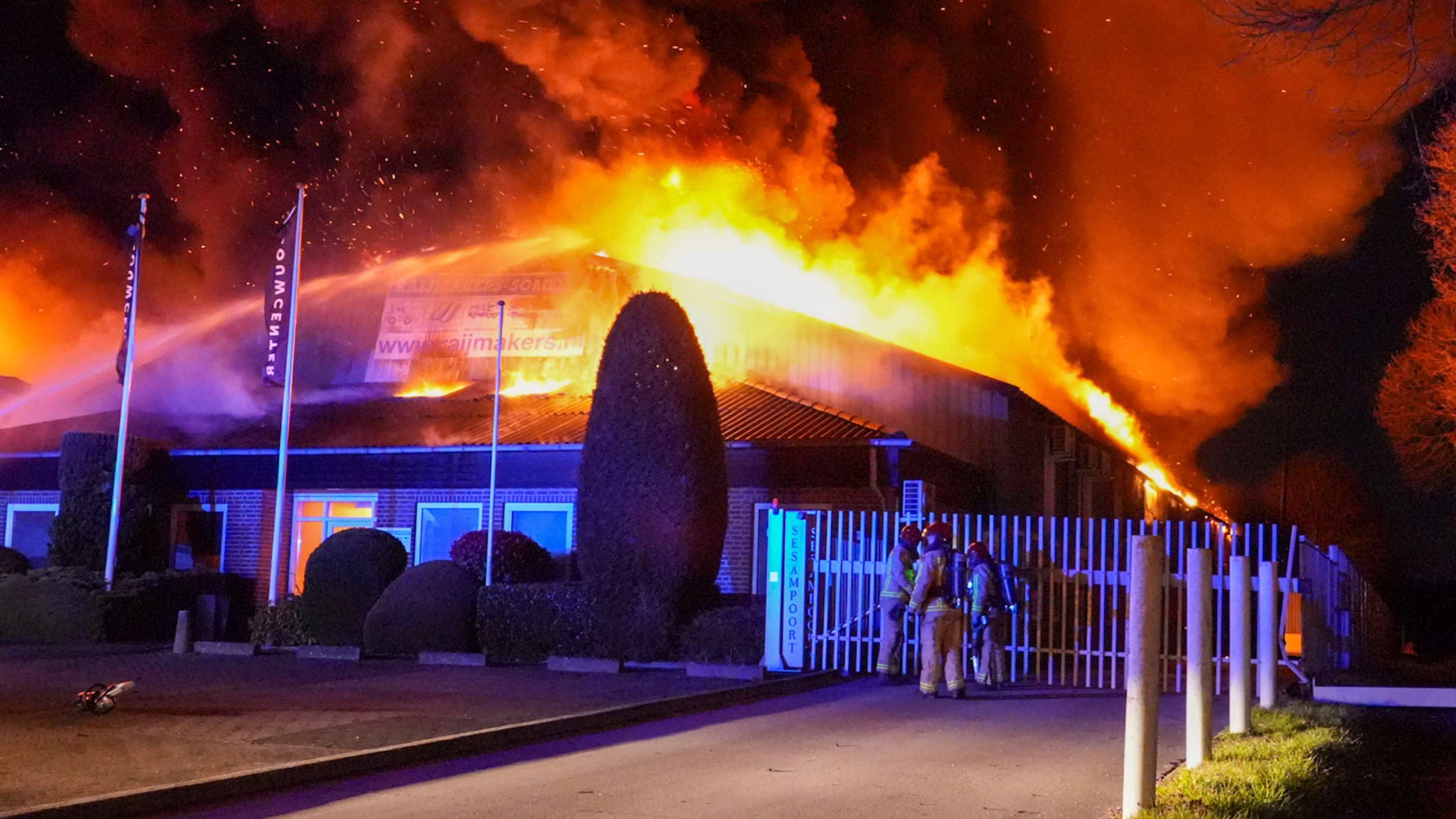 Grote brand in loods in Someren, rook trekt over gemeente