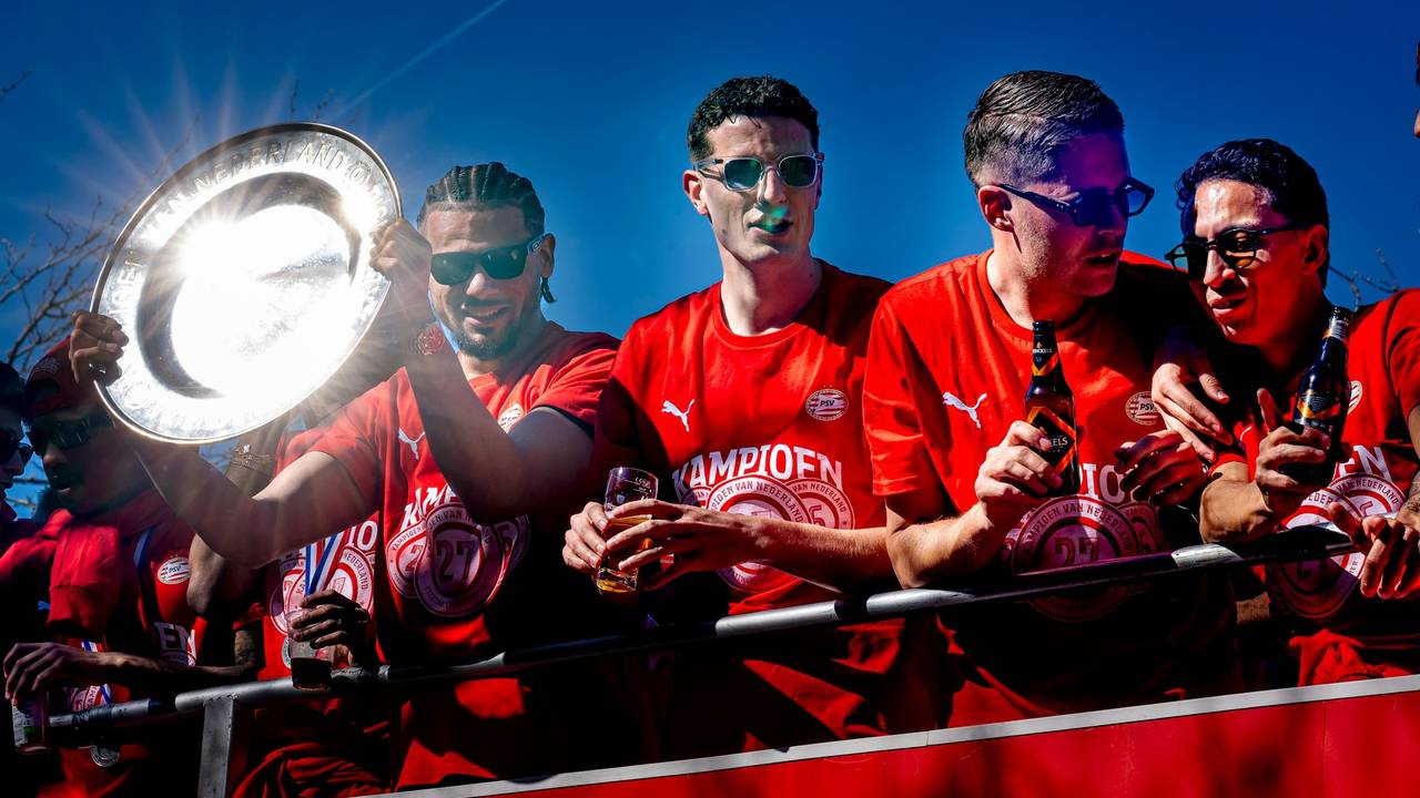 Veel fakkels, zon en Schouten op krukken: dit was de huldiging van PSV