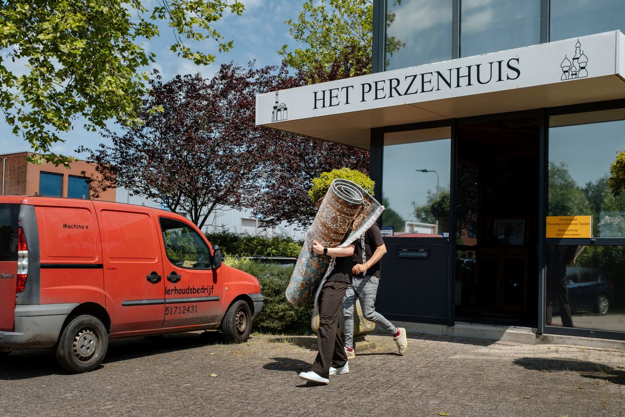 Al twintig jaar is het opheffingsuitverkoop bij de Perzenkoning. Nu stopt Jaap Vos (85) echt. Écht