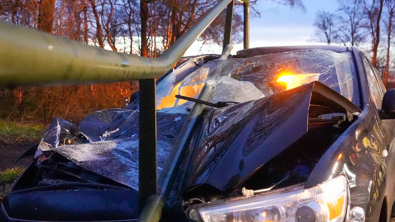 Auto doorboord door leuning van brug bij botsing