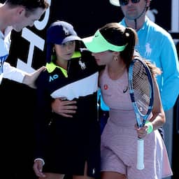 Tennisster schiet flauwvallend ballenmeisje te hulp op Australian Open