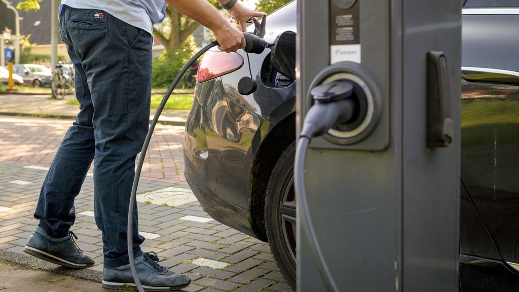 Vervuilende bedrijven gaan de elektrische-autobezitter betalen