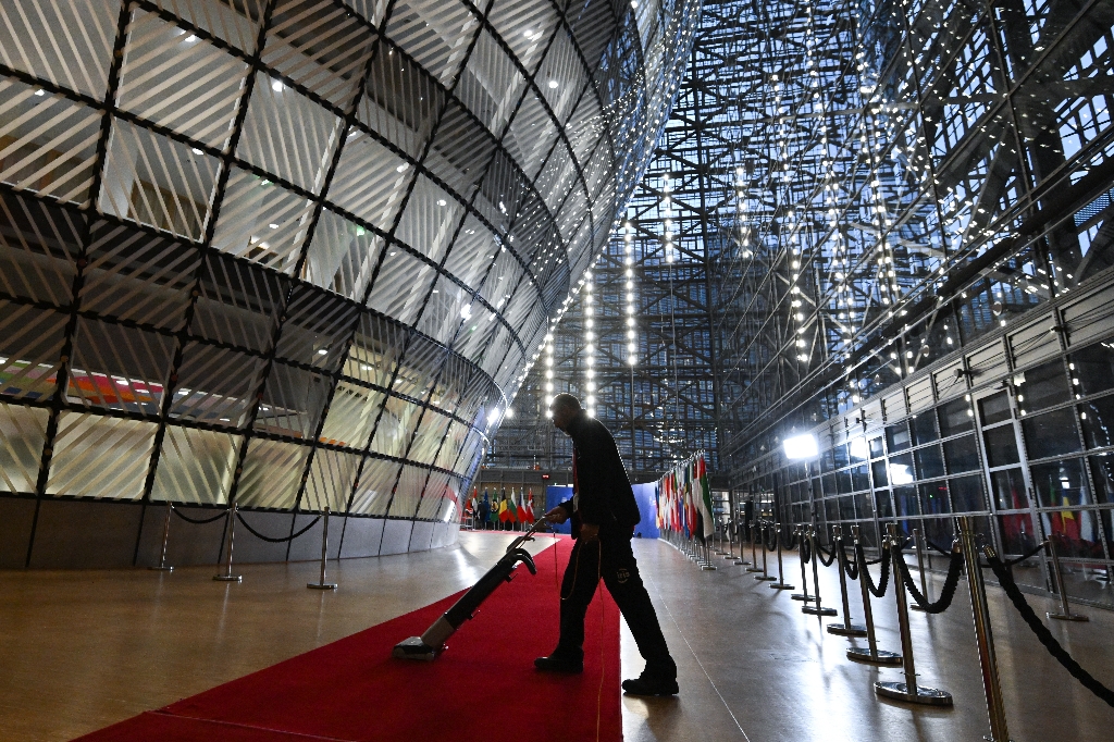 De rode loper, een wit-grijze knop en rode lijnen: wat staat Rob Jetten te wachten op zijn eerste EU-top?