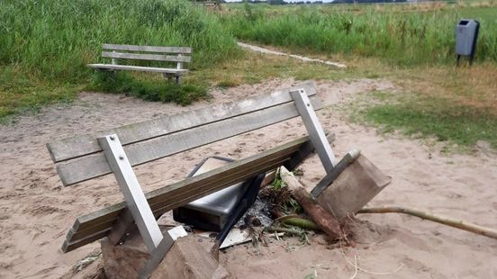 Vernielingen op strandje bij Hemelum: bankje en afvalbak uit het zand getrokken