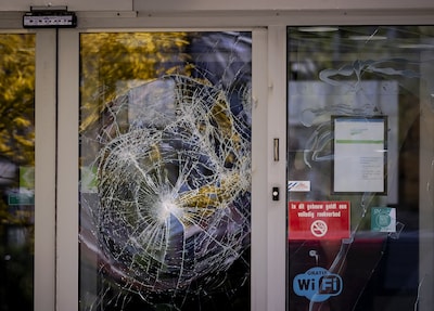 Man (34) krijgt zes weken cel voor ‘bizar geweld’ bij gemeentehuis Loosdrecht: ‘Ik was goed in de olie’