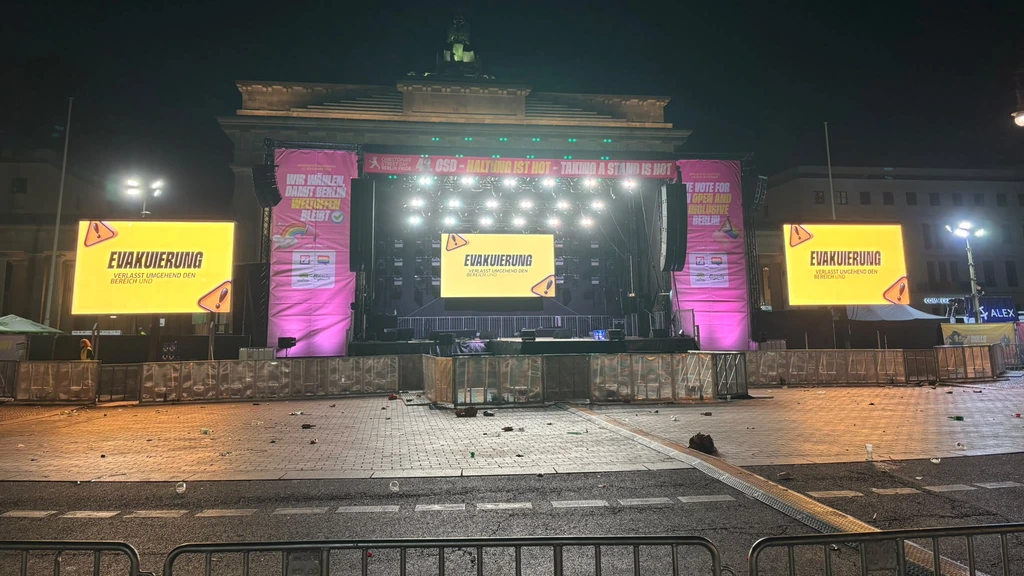 Auto rijdt in op menigte bij Pride in Berlijn, evenement stopgezet