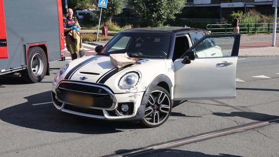 Auto en tram botsen op elkaar op kruispunt