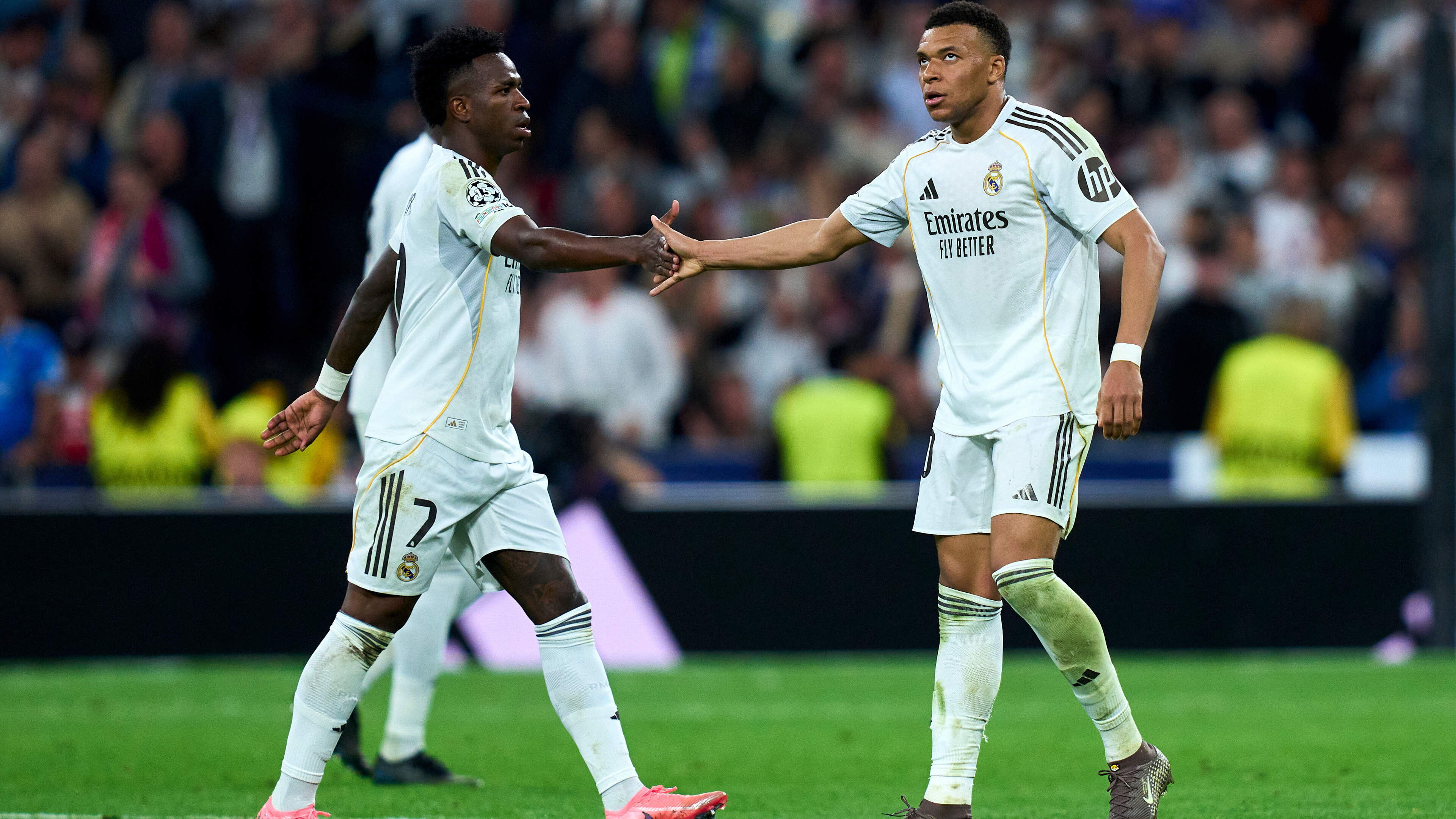 Real Madrid wint, maar onrust neemt toe: sterspelers uitgefloten, voorzitter Florentino Perez stuurt stewards op supporters af