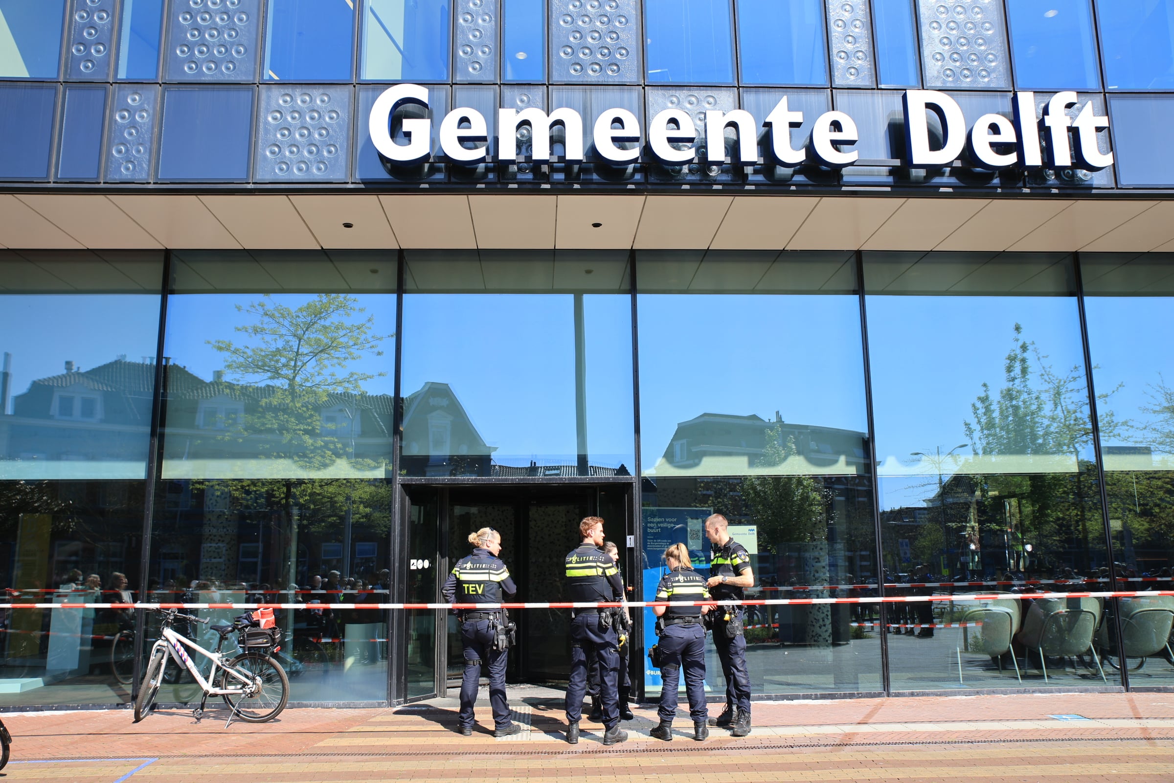 Paniek in Delft: stadskantoor ontruimd na melding van brand, aanhouding na gooien brandbare stof