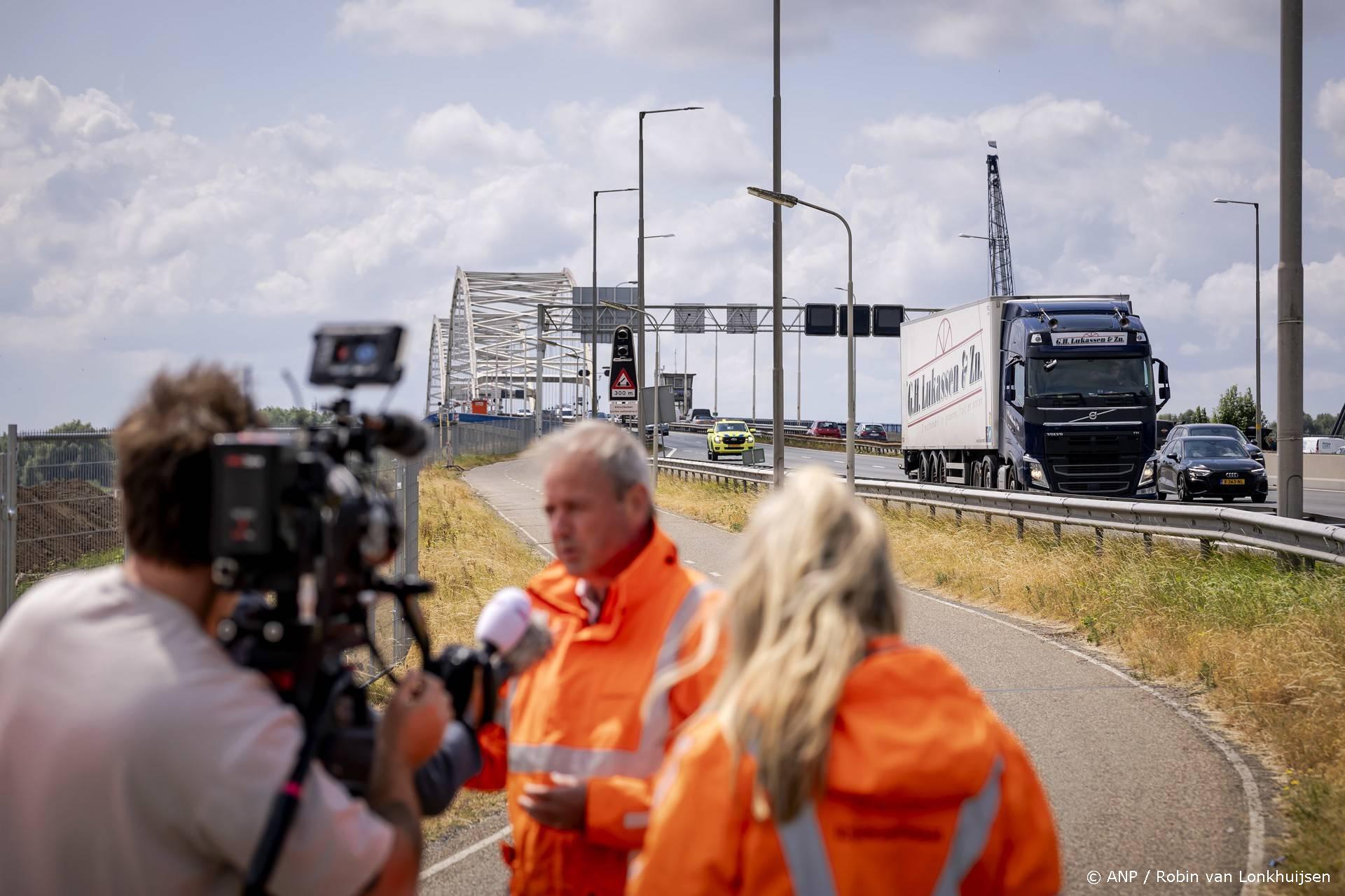Rijkswaterstaat: forse afname vrachtverkeer op Merwedebrug