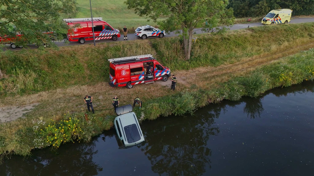 Auto te water in Engelen, politie onderzoekt verband met anti-azc-bekladdingen