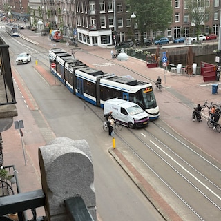 Tram ontspoort door aanrijding op De Clerqstraat in Amsterdam-West, bestuurder bestelbusje naar ziekenhuis