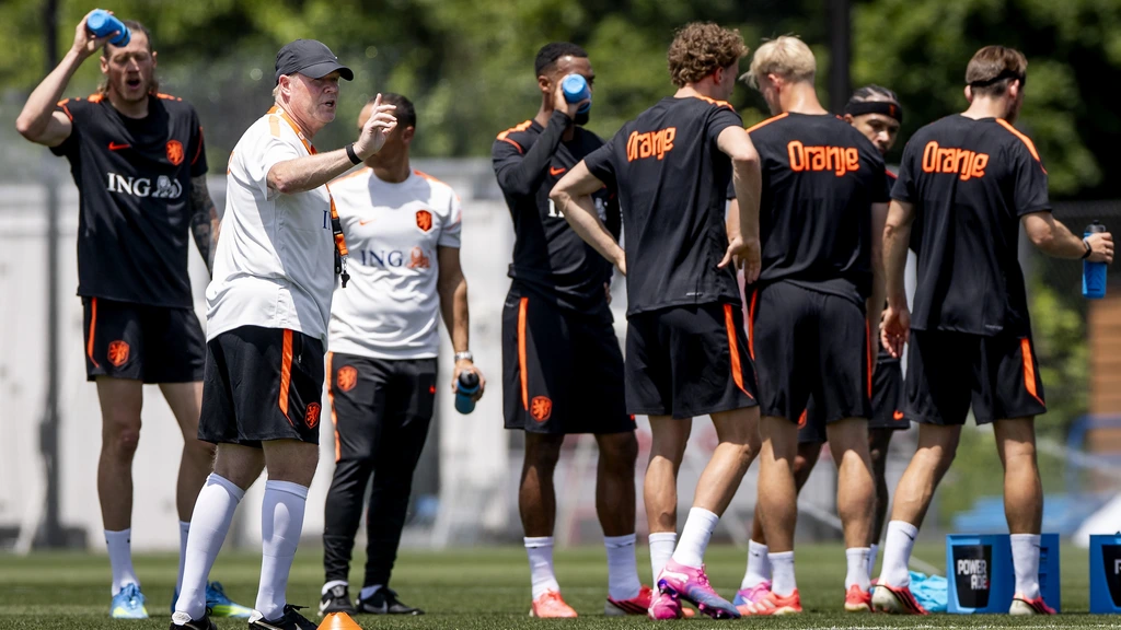 Eerste training Oranje in VS: hitte, minuut stilte en nog geen Van Nistelrooij