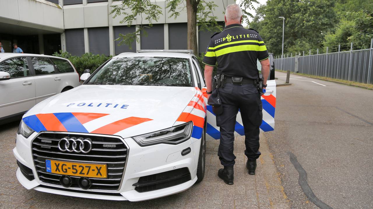 Auto crasht tegen gevel na politieachtervolging en botsing