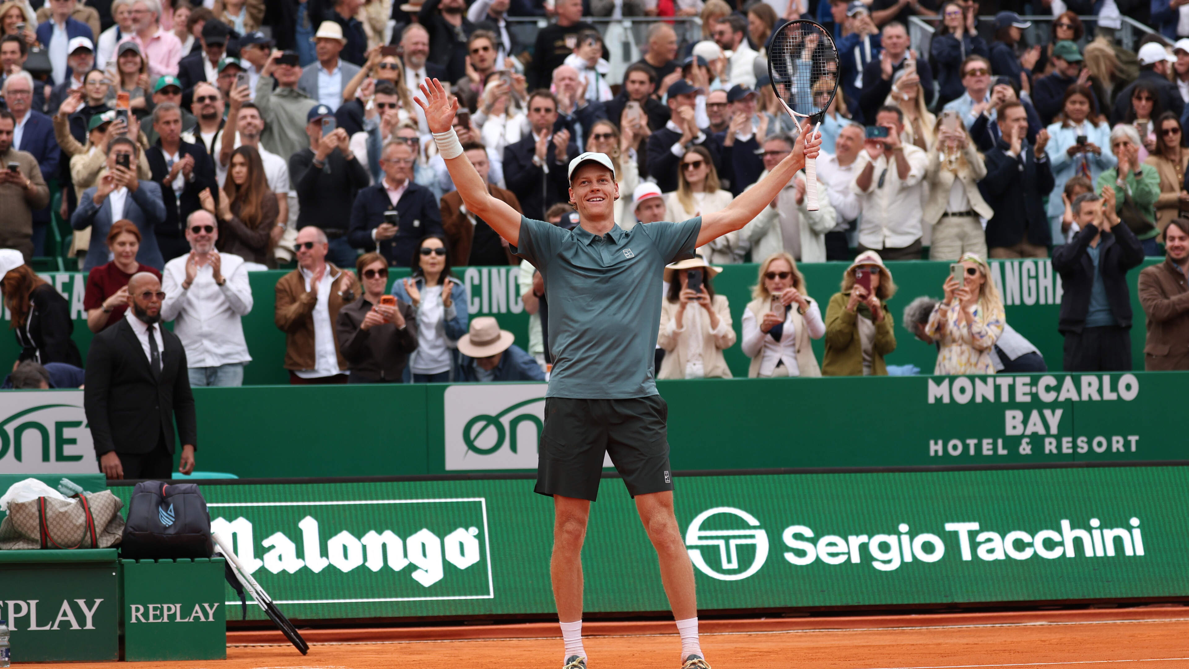 Jannik Sinner verslaat Carlos Alcaraz in finale in Monte Carlo en stoot Spanjaard van de troon