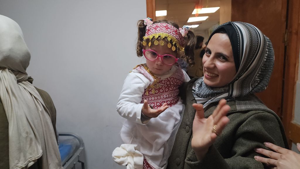 Groepje peuters jaren na evacuatie herenigd met hun ouders in Gaza