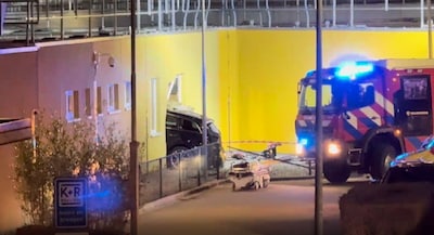 Auto rijdt door gevel ziekenhuis Heerlen, bestuurder overleden, mogelijk instortingsgevaar