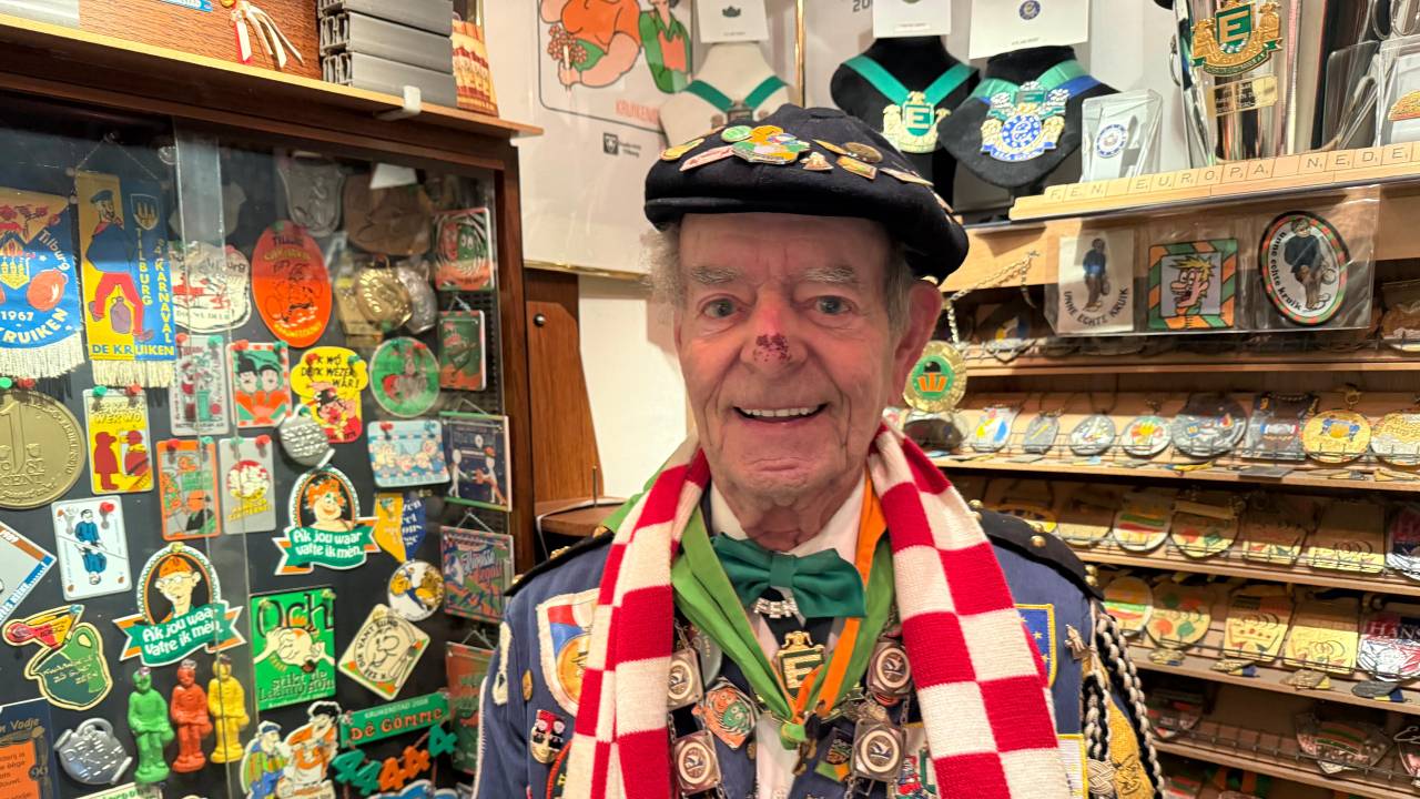 Zelfs de prins van Kruikenstad vindt Harrie's carnavalsmuseum indrukwekkend