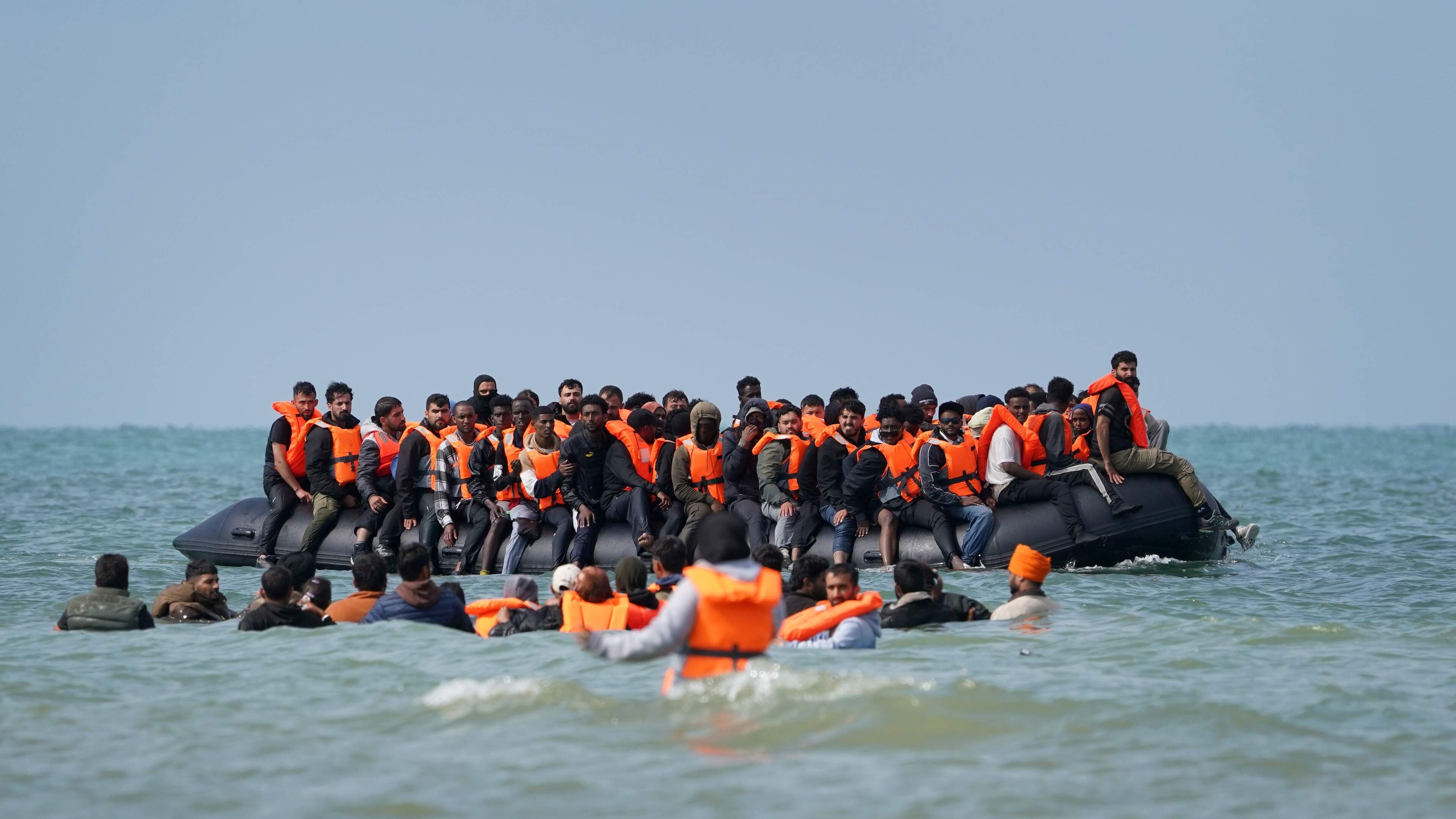 Boot op het Kanaal vat vlam: ongeveer 160 migranten gered voor Franse kust