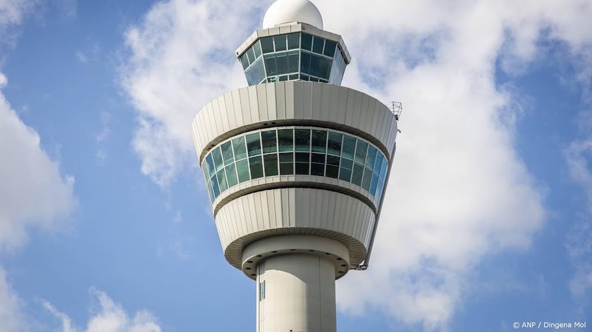 Vrouw probeert koningspython in bh vliegtuig in te smokkelen