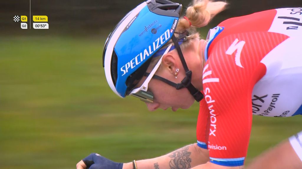 Sterk klimmende en sprintende Wiebes voltooit hattrick in Wevelgem