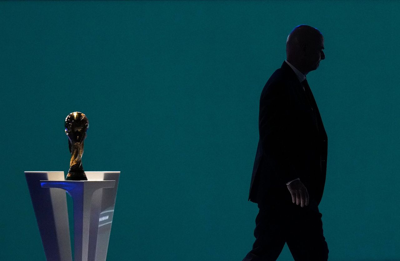De UEFA en de KNVB zeggen hun vertrouwen in Gianni Infantino op. De positie van de FIFA-baas wankelt na z'n ingetrokken WK-plan