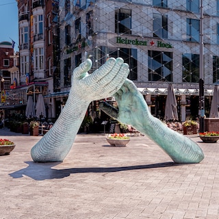 De twee reusachtige armen op het Leidseplein ter nagedachtenis van Peter R. de Vries maken bij veel voorbijgangers nogal wat los