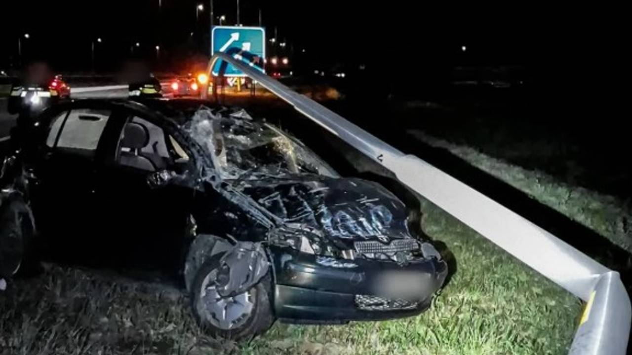 Auto crasht bij knooppunt Galder: 'Bestuurder heeft veel geluk gehad'