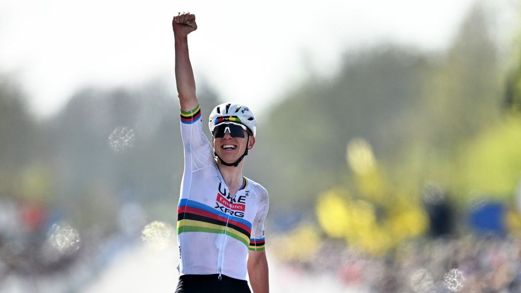 Pogacar kraakt Van der Poel en pakt derde zege in Ronde van Vlaanderen