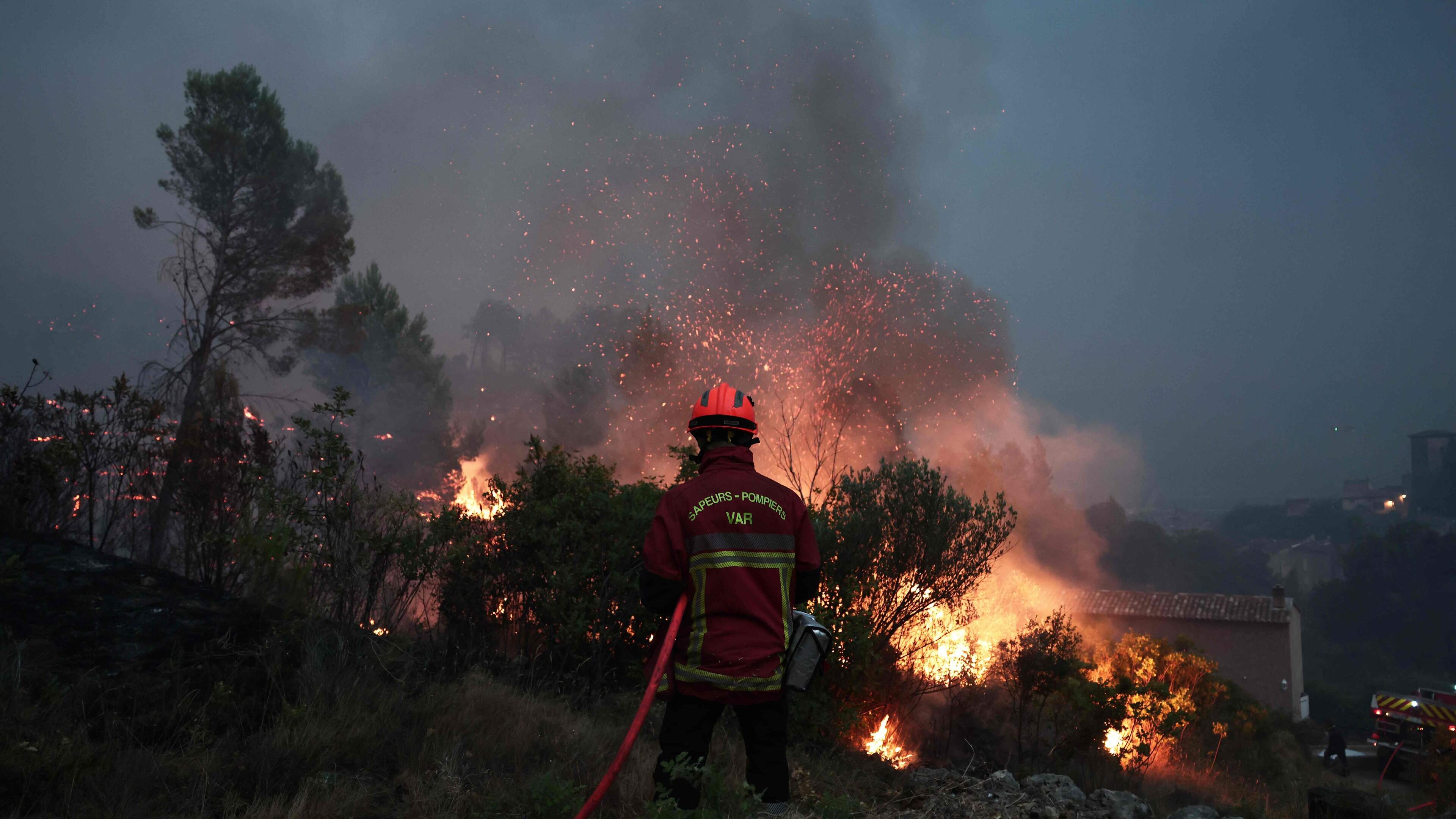 LIVE | Bosbrand in Franse Var laait weer op, 2500 mensen geëvacueerd