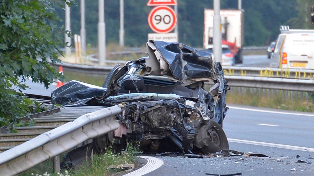 A27 bij Oosterhout dicht na fataal ongeval tussen auto en vrachtwagen
