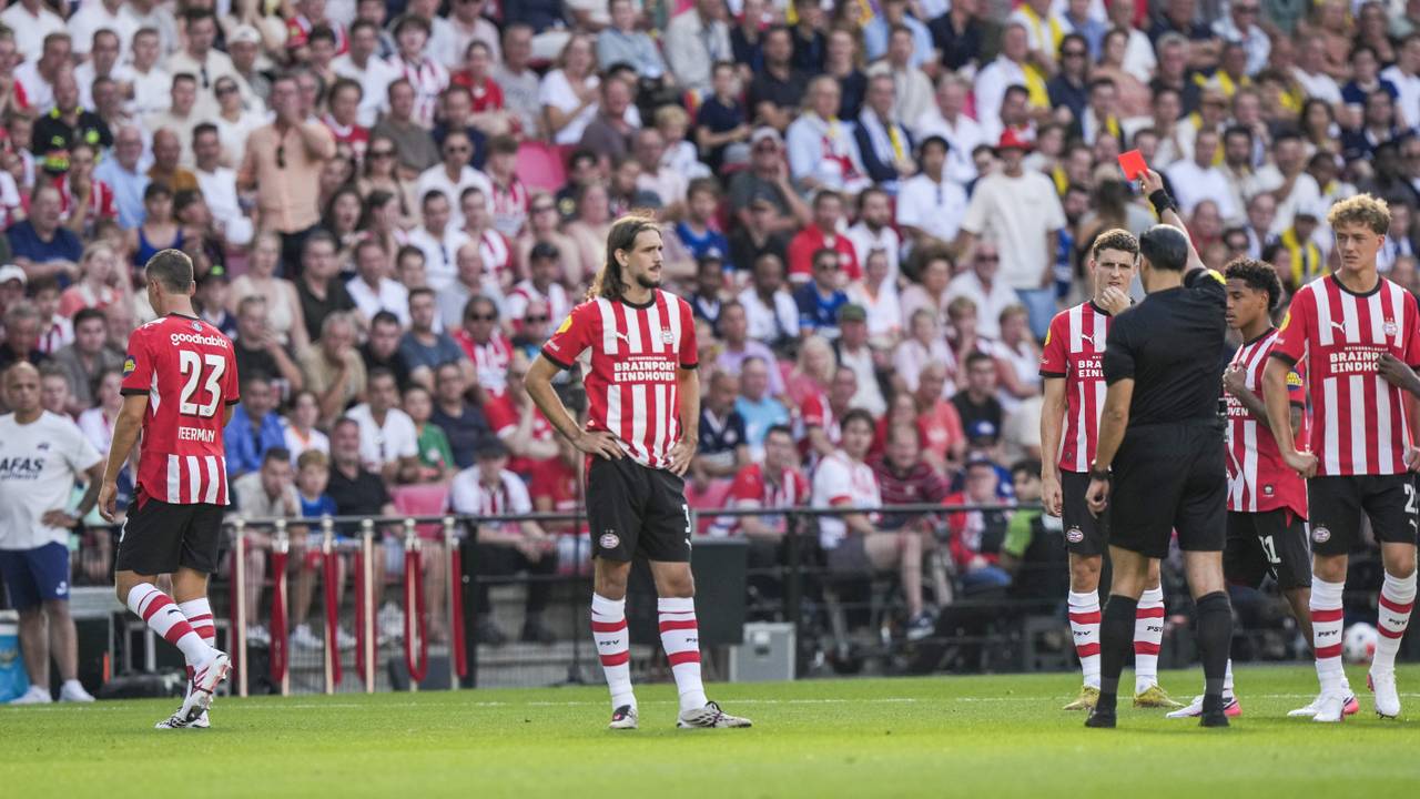 PSV keihard onderuit na vroege rode kaart in strijd om Johan Cruijff Schaal