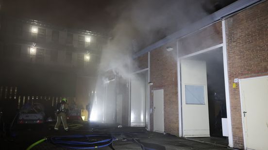 Meerdere huizen ontruimd bij brand in loods