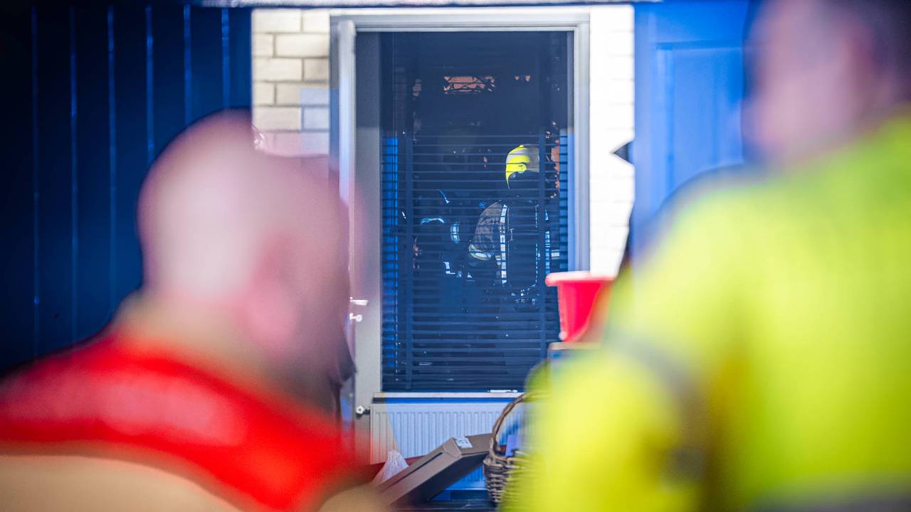 Tuinhuis en overkapping in brand bij huis in Uden, ramen gesprongen