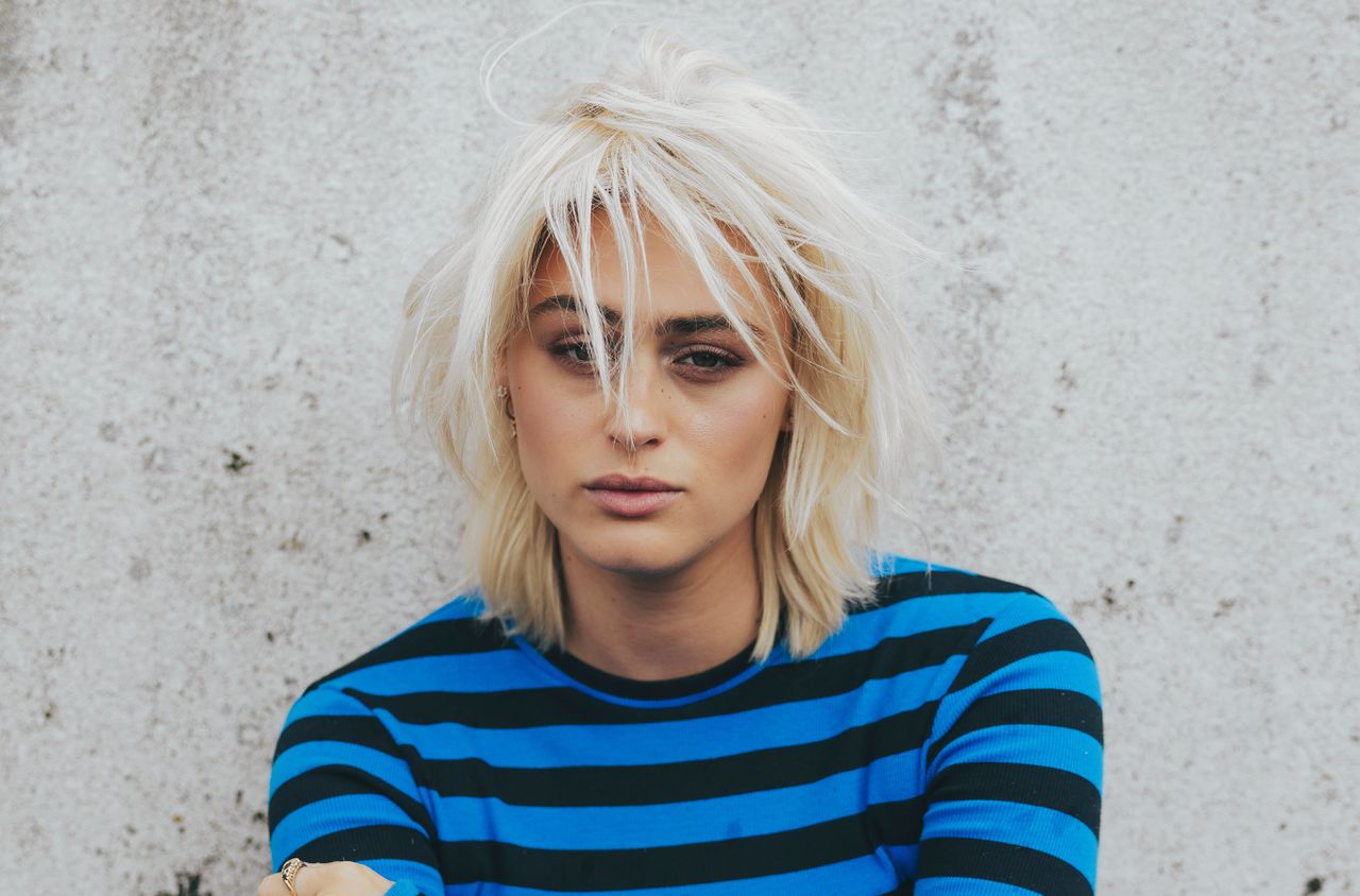 Zangeres Bente Fokkens in een uitverkocht Carré: ‘Mijn naam is Bente. Vergeet die naam nooit meer’