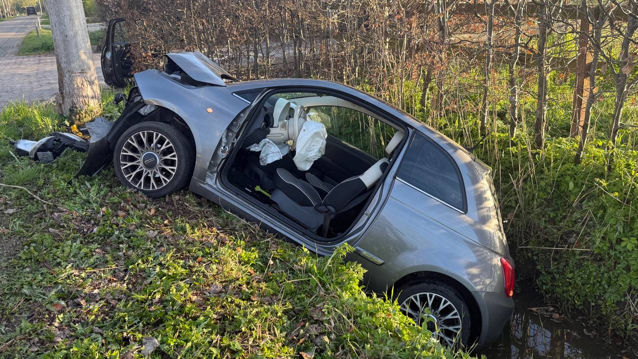 Bestuurder gewond na botsing tegen boom in Schijndel