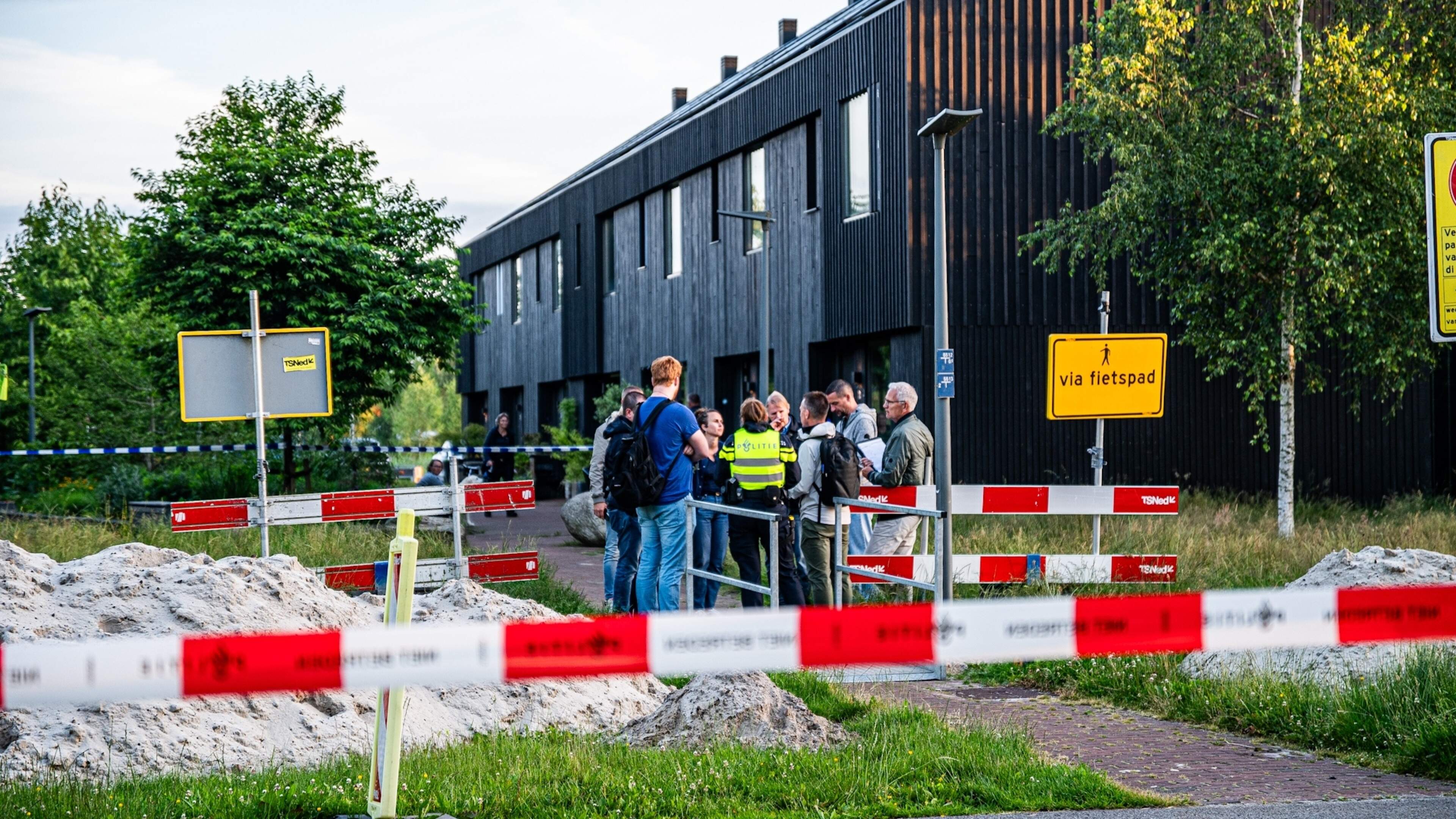 Verbijstering in Meerstad na dood Johan en Mathilda (53), tienerdochter zou beelden misdrijf hebben verspreid: ’De hond kwam onder het bloed naar buiten’