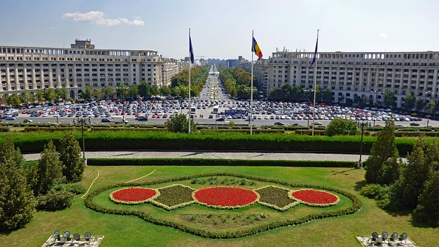 Romanian socialists and far right topple government