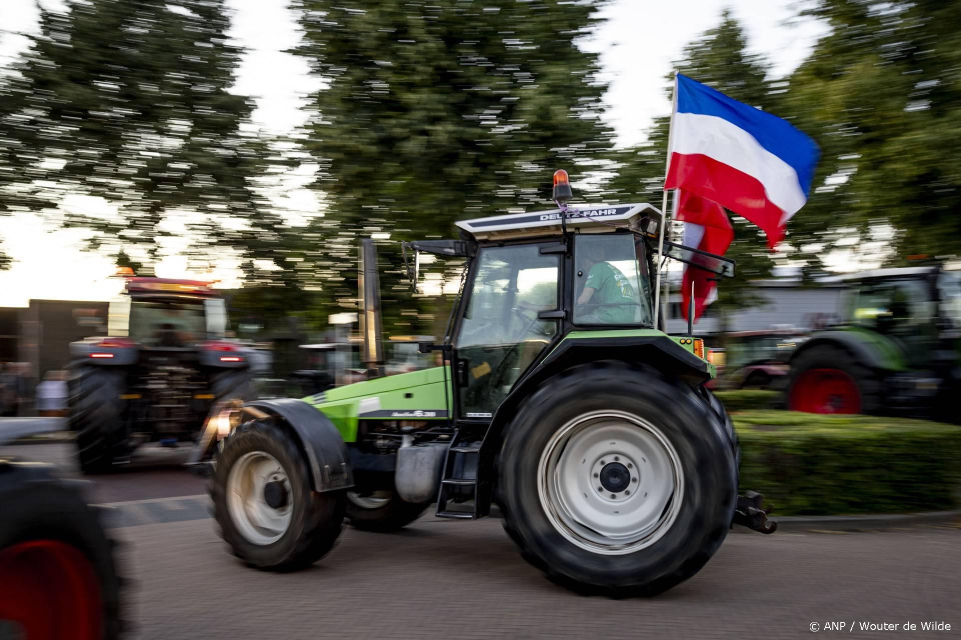 Demonstratiestoet met tractoren op A35 in Overijssel bij Almelo