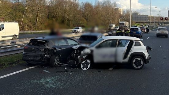 Drie auto's op elkaar op A4, kettingbotsing op A12