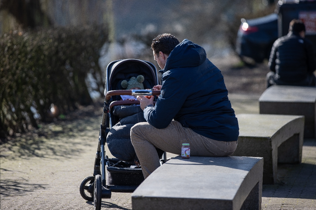 Ouders vrezen ‘boete’ voor het opnemen van verlof: waarom gaat het mes in die regeling?