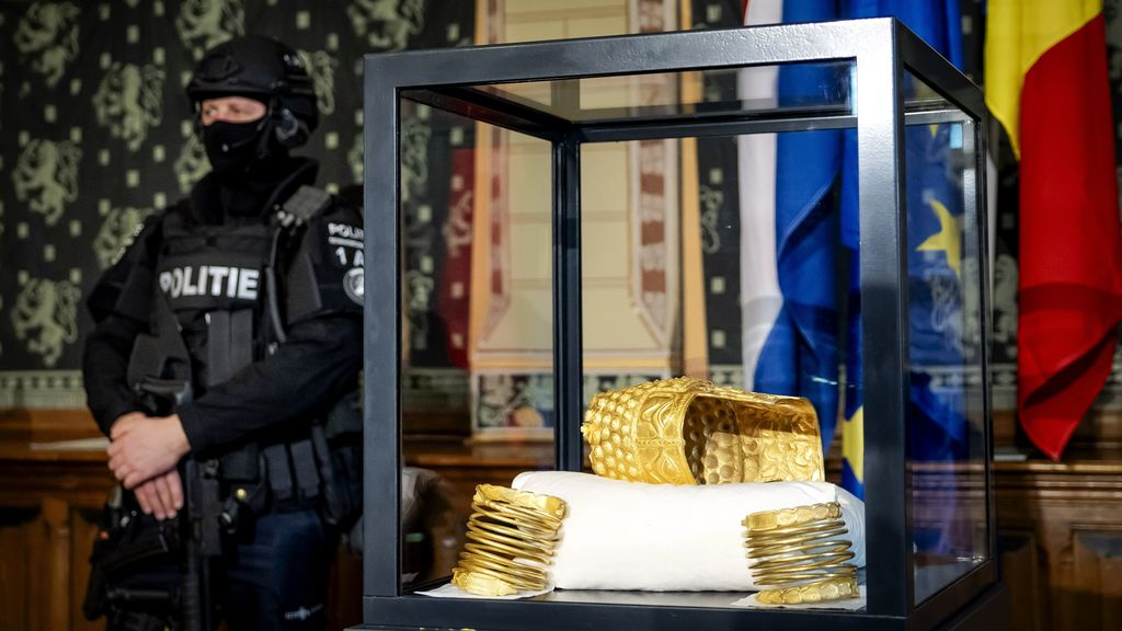 Gestolen gouden helm en twee armbanden onthuld op persconferentie Drents Museum