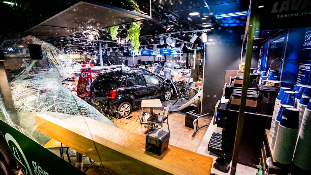 Auto rijdt winkel tankstation binnen langs A50