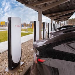 Investeringen in robots en zelfrijdende taxi's zetten winst Tesla onder druk