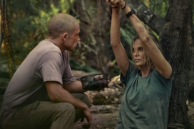 Charlize Theron open over geweldsincident in jeugd: moeder beschermde haar door vader dood te schieten