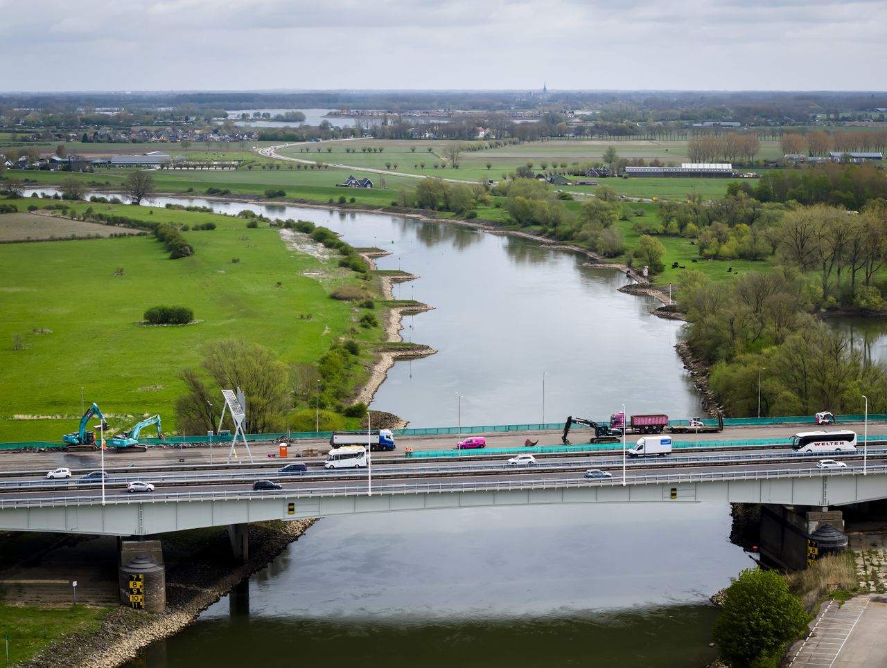 De grootscheepse renovatie van de IJsselbrug is gestart. Oost-Nederland zet zich schrap voor ‘de grootste verkeershinder in twintig jaar’
