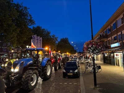 Boeren rijden over snelweg en blokkeren meerdere plekken in Apeldoorn